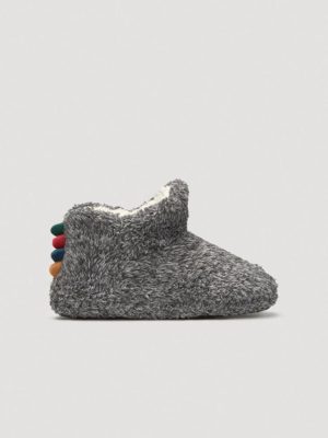 Pantufa de dinossauro, Ysabel Mora